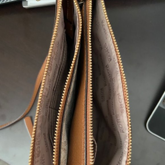 Authentic Beige Michael Kors Crossbody Logo Purse - Picture 3 of 10